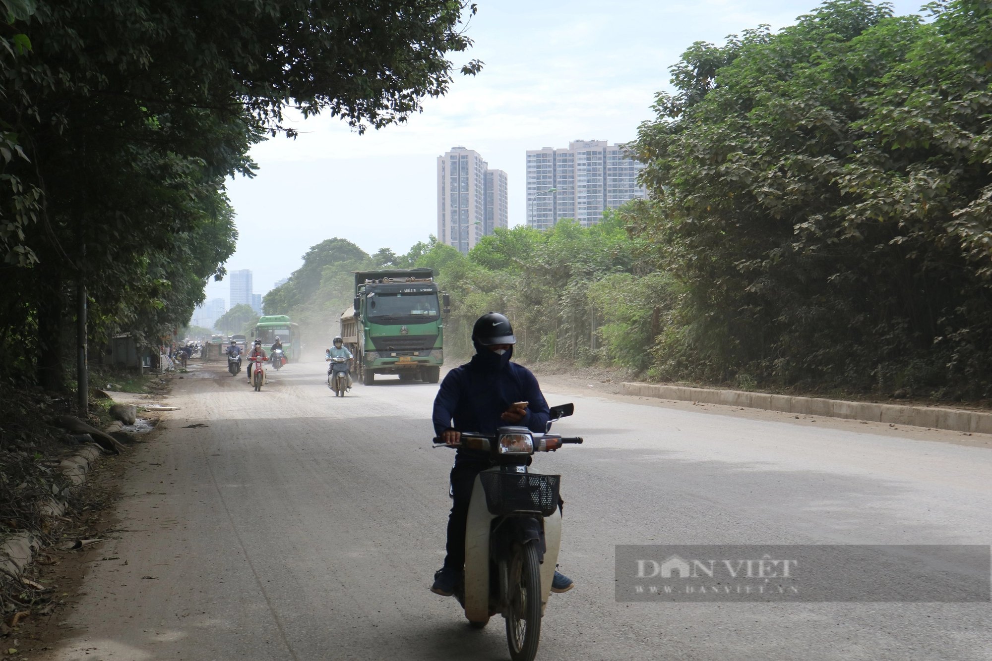 Đường gom đại lộ Thăng Long khi bụi mù mịt, lúc bùn đất lầy lội khiến người dân ngán ngẩm- Ảnh 3.