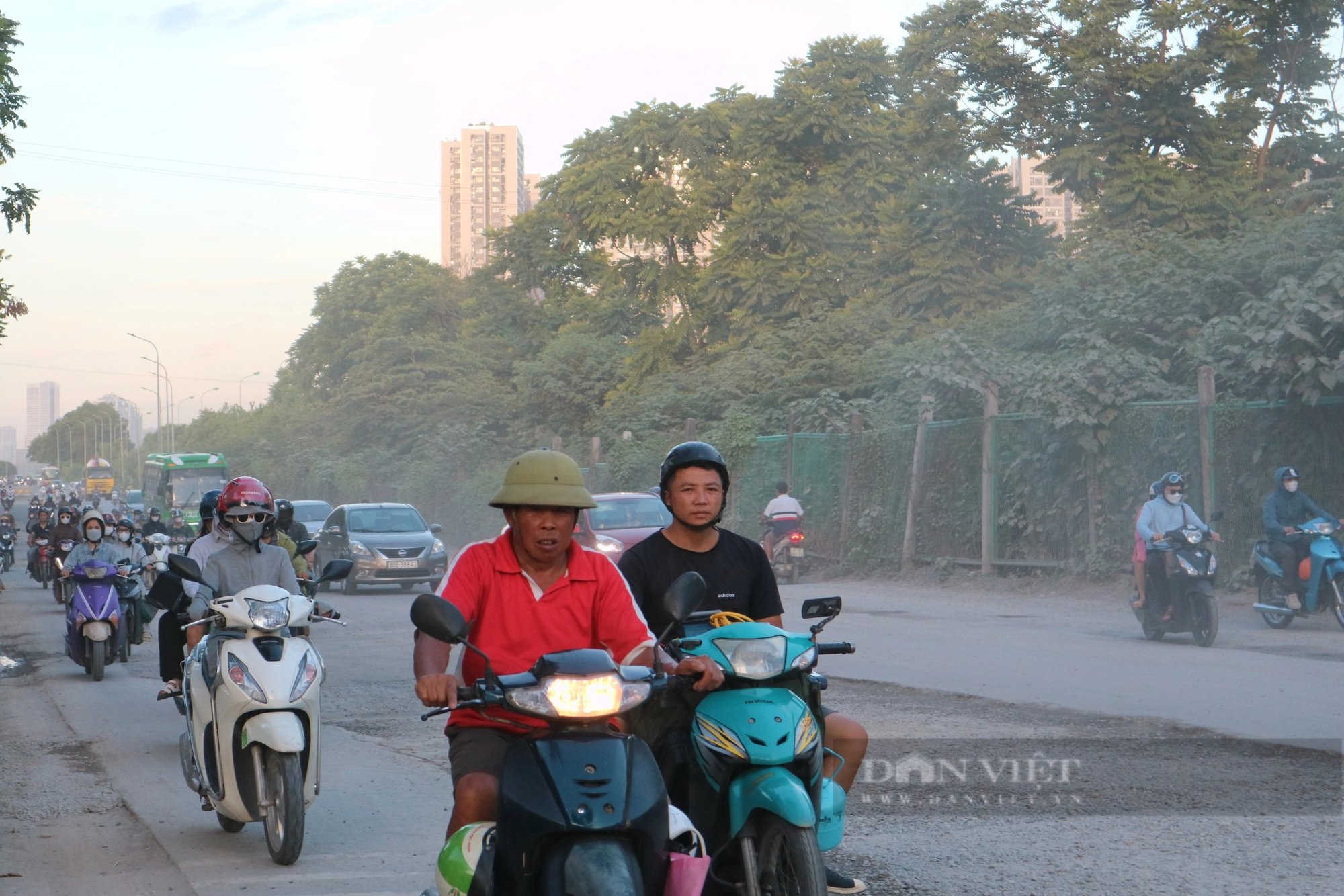 Đường gom đại lộ Thăng Long khi bụi mù mịt, lúc bùn đất lầy lội khiến người dân ngán ngẩm- Ảnh 5.