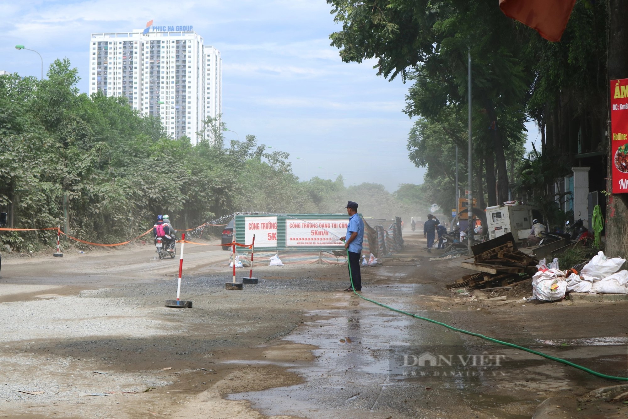 Đường gom đại lộ Thăng Long khi bụi mù mịt, lúc bùn đất lầy lội khiến người dân ngán ngẩm- Ảnh 6.