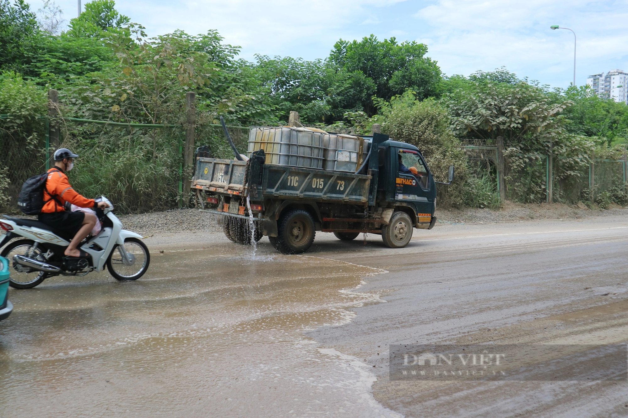 Đường gom đại lộ Thăng Long khi bụi mù mịt, lúc bùn đất lầy lội khiến người dân ngán ngẩm- Ảnh 8.