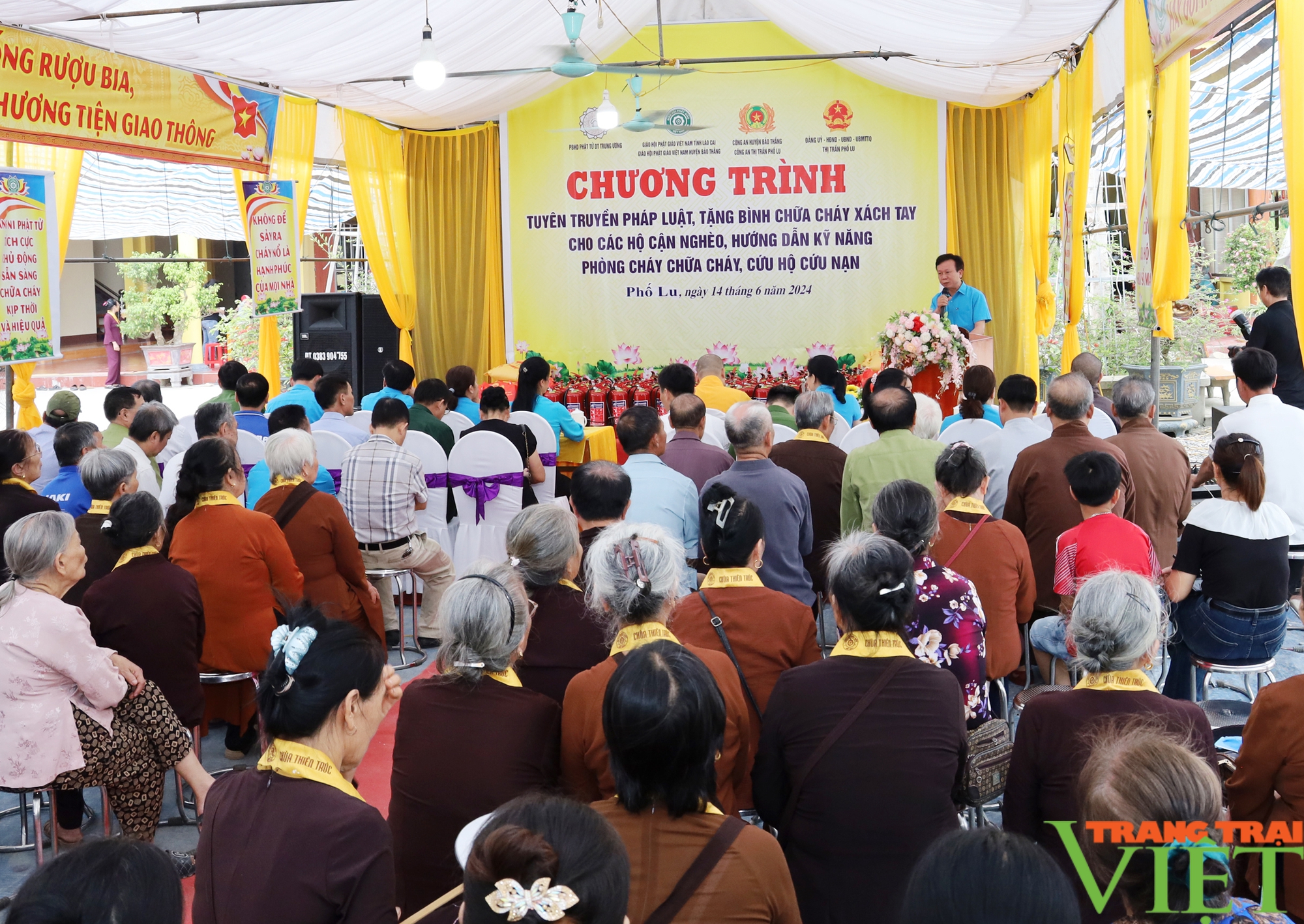 Lào Cai: Trao quà và tặng bình chữa cháy cho hộ nghèo, cận nghèo và gia đình có hoàn cảnh khó khăn- Ảnh 1.