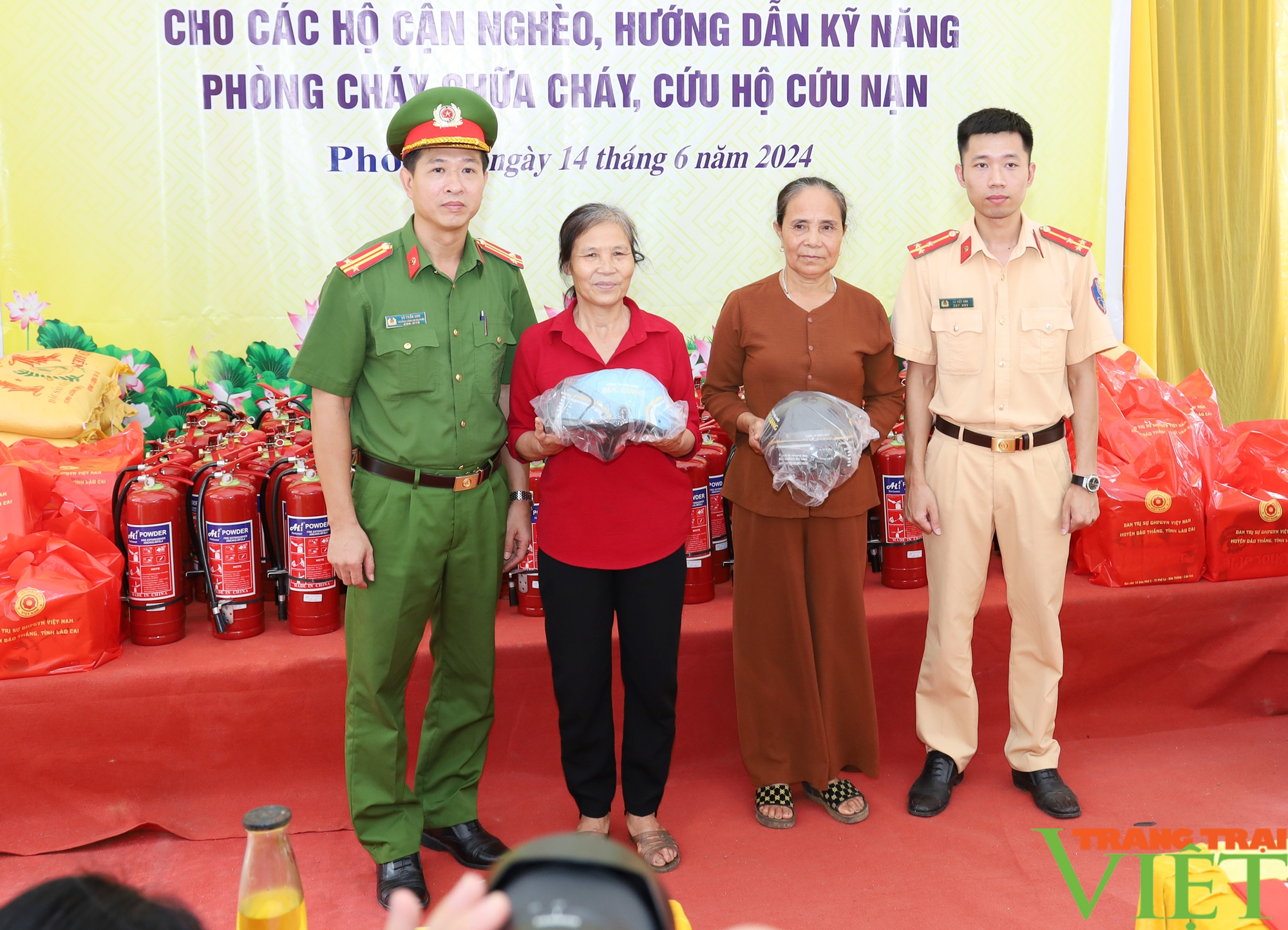 Lào Cai: Trao quà và tặng bình chữa cháy cho hộ nghèo, cận nghèo và gia đình có hoàn cảnh khó khăn- Ảnh 4.