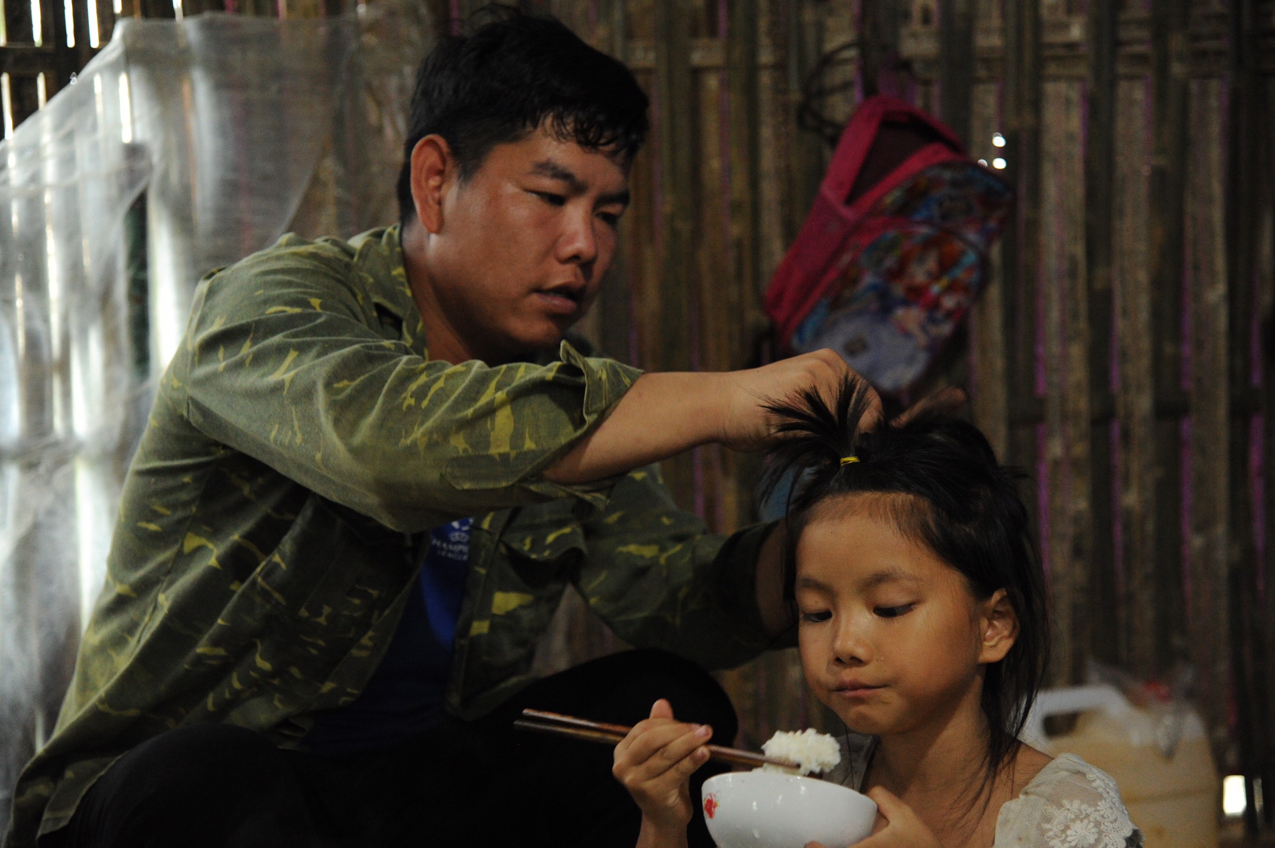 “Đến con gà, con lợn tôi cũng bán sạch, không thể để con nghỉ học”- Ảnh 2.