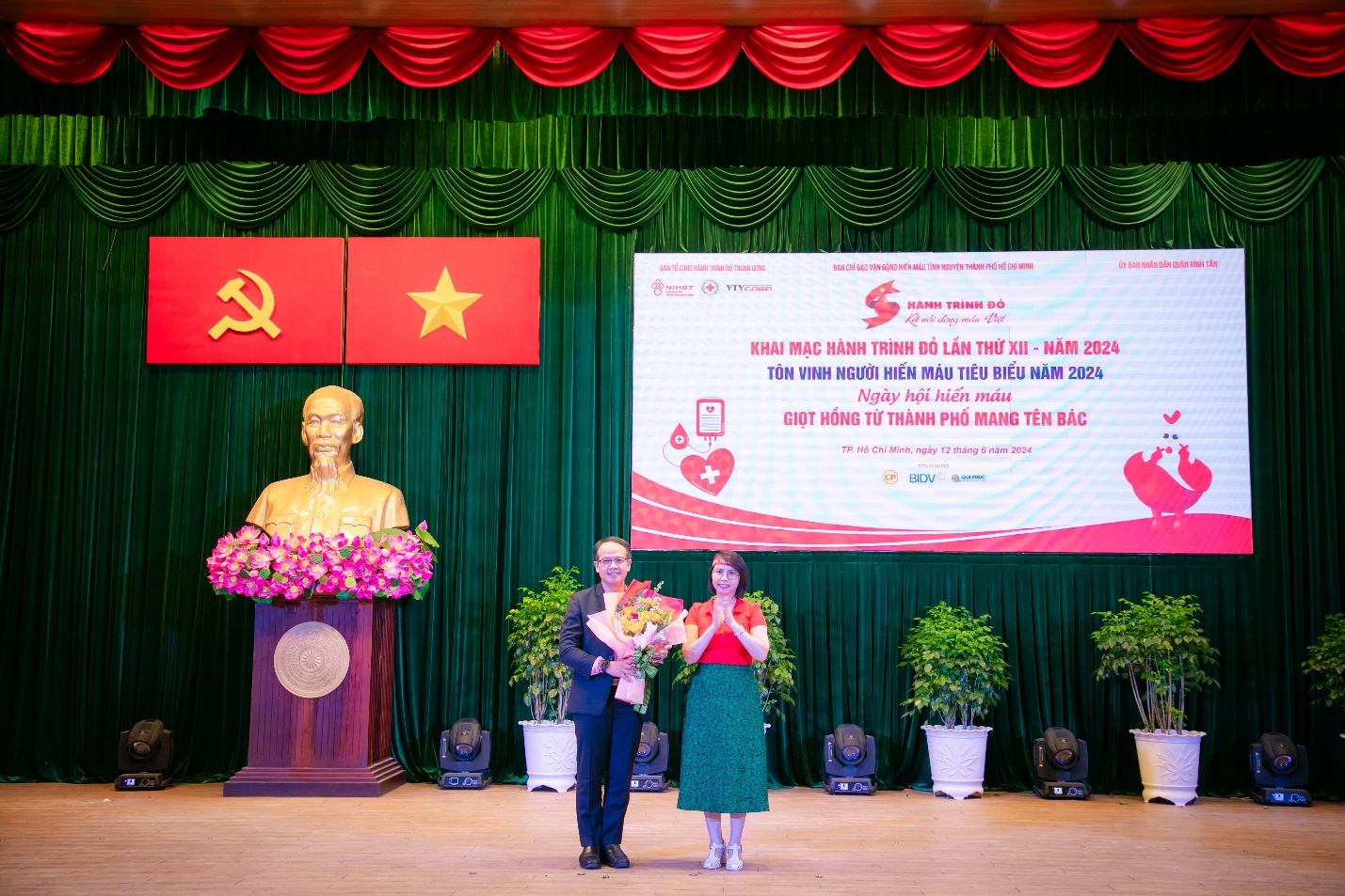 Hành trình Đỏ 2024: Lan tỏa yêu thương và tôn vinh những tấm lòng vàng- Ảnh 4.