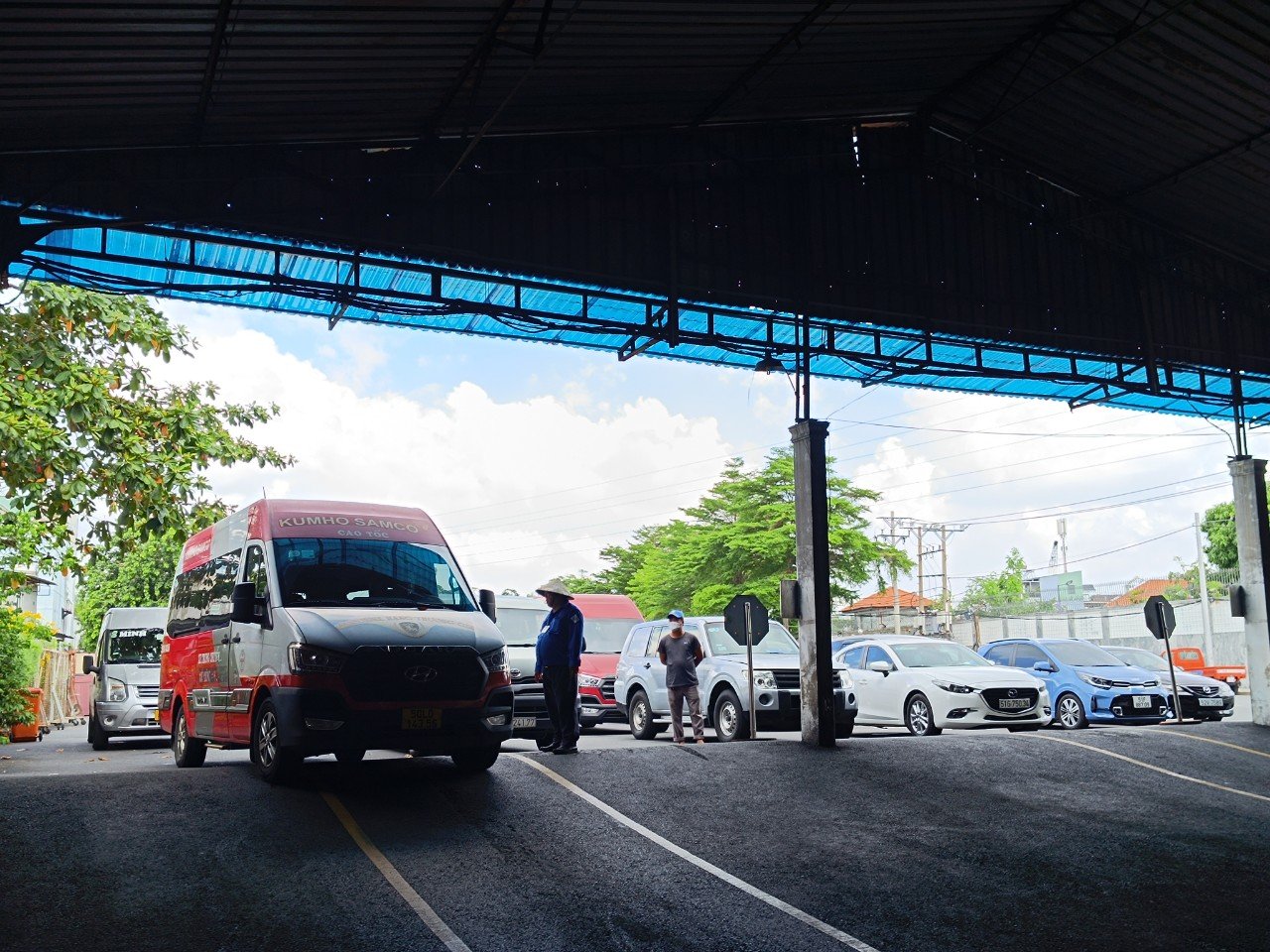 Các trung tâm đăng kiểm tại TP.HCM đông đúc trở lại, có nơi tài xế phải đợi từ 5h30 sáng- Ảnh 5.
