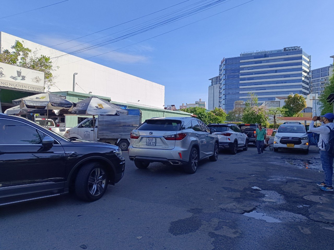 Các trung tâm đăng kiểm tại TP.HCM đông đúc trở lại, có nơi tài xế phải đợi từ 5h30 sáng- Ảnh 3.