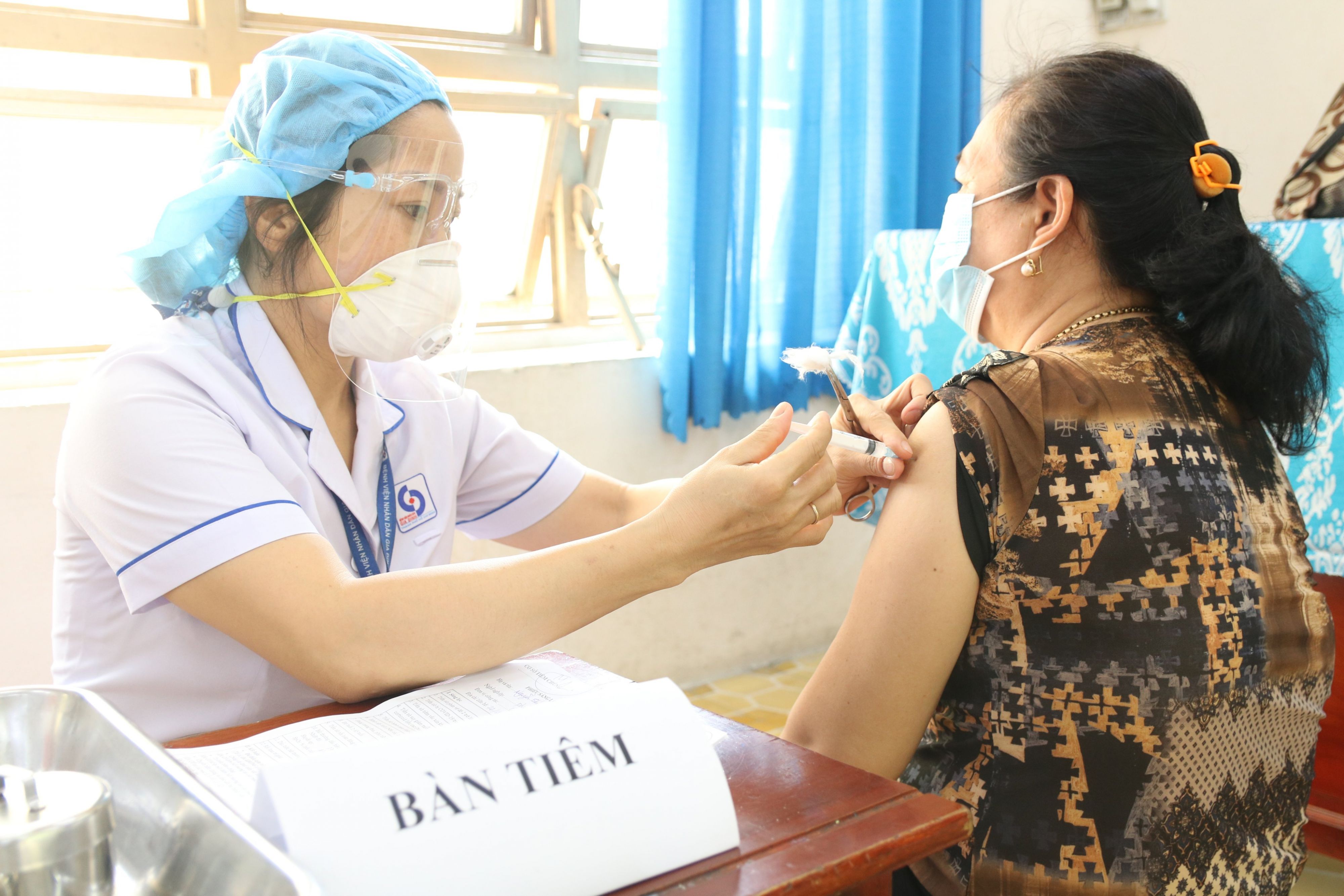 Từ 1/8, Covid-19 là bệnh truyền nhiễm bắt buộc phải tiêm vaccine- Ảnh 1.