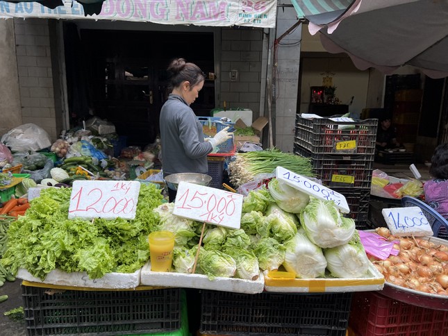 Cạnh tranh với "chợ mạng", tiểu thương chợ truyền thống niêm yết giá- Ảnh 3.