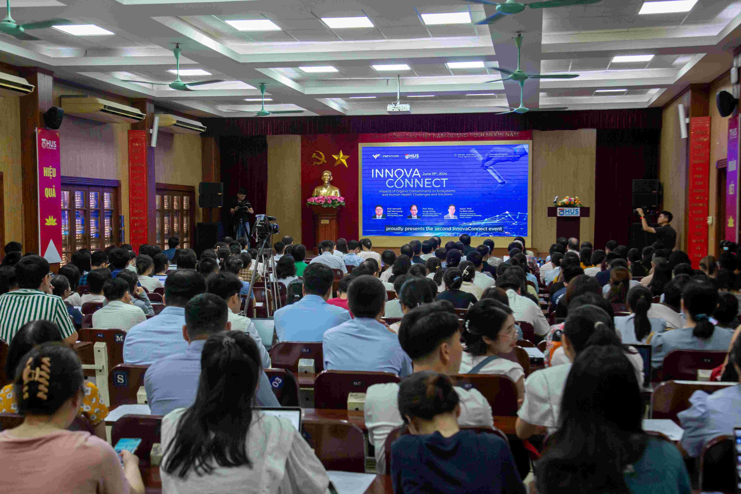 Toạ đàm "Tác động của các chất ô nhiễm hữu cơ đến môi trường và sức khỏe con người: Thách thức và giải pháp" trong khuôn khổ sự kiện InnovaConnect thu hút hơn 100 người tham dự.