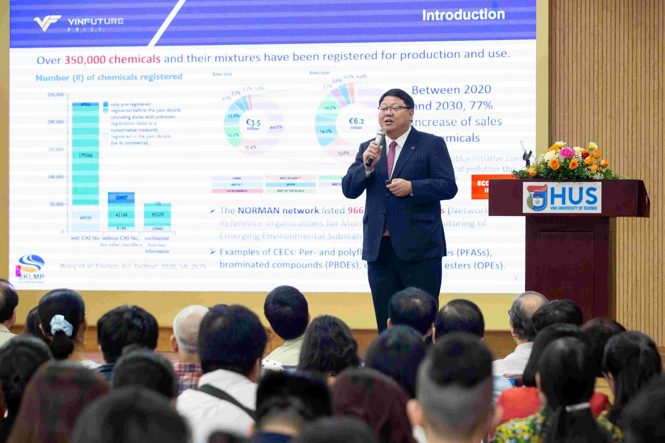 GS. Kenneth Leung - Giáo sư ngành Độc chất học và Hóa học Môi trường, Hiệu trưởng Trường Năng lượng và Môi trường và Giám đốc Phòng thí nghiệm Trọng điểm Quốc gia về Ô nhiễm biển tại Đại học Thành phố Hồng Kông (Trung Quốc) tóm tắt thành tựu nghiên cứu về các chất ô nhiễm mới nổi.