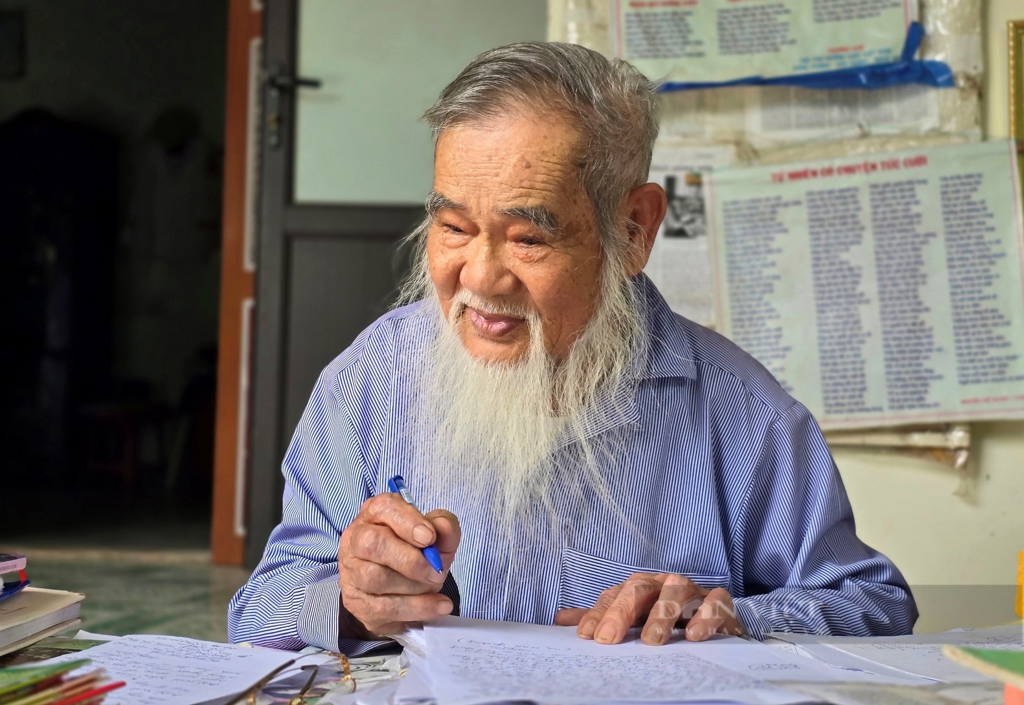 Cựu phóng viên chiến trường 94 tuổi vẫn "say" với nghề báo, từng nhặt bao thuốc để viết- Ảnh 6.