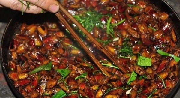 Kể chuyện làng: Đặc sản bọ xít trứ danh ngon "quên đường về" của bà con người Thái Tây Bắc- Ảnh 2.