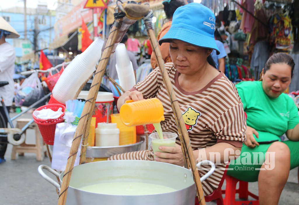 Góc phố ẩm thực miếu Bà Chúa Xứ Núi Sam- Ảnh 9.