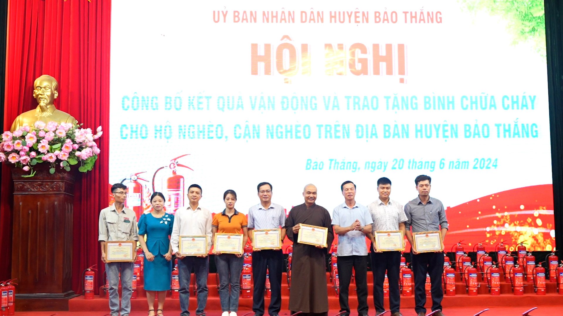 Lào Cai: Huy động hơn 2.500 bình chữa cháy hỗ trợ hộ nghèo, cận nghèo- Ảnh 2. Lào Cai: Huy động hơn 2.500 bình chữa cháy hỗ trợ hộ nghèo, cận nghèo- Ảnh 2.