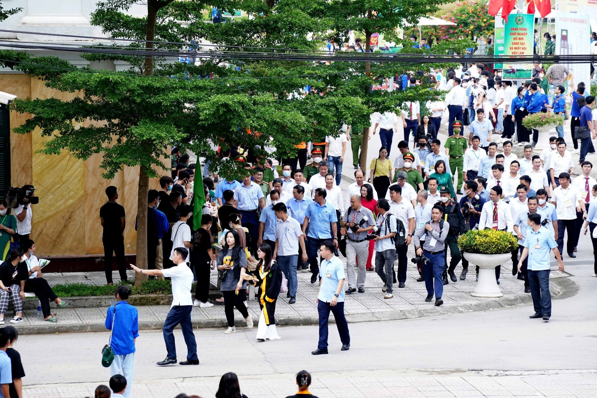 Đằng sau bức ảnh báo chí đẹp, lan toả là sự dấn thân thầm lặng của những "thợ săn" đặc biệt- Ảnh 1.