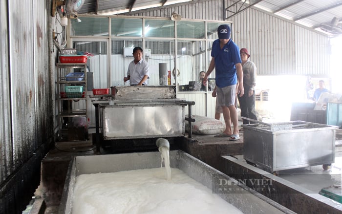 Một điểm thu mua mủ cao su tiểu điền ở Bình Dương. Ảnh: Trần Khánh