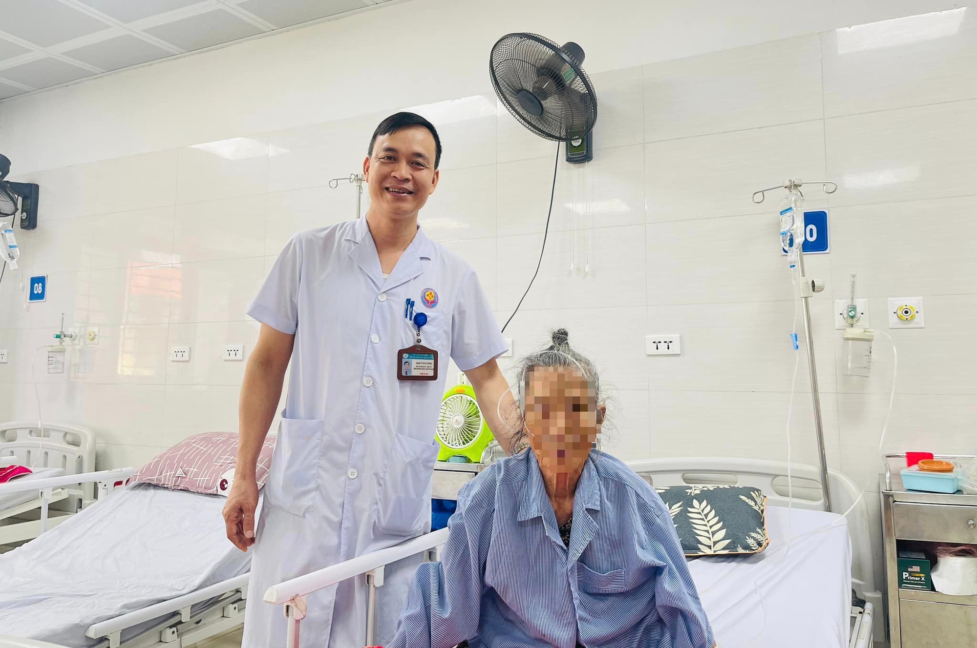 Vã mồ hôi, đau tức ngực trái, cụ bà 95 tuổi bị nhồi máu cơ tim nguy kịch- Ảnh 1.
