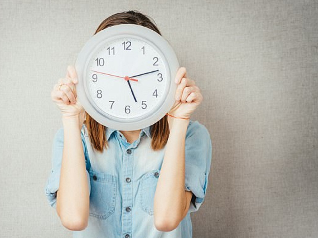 Việc khó thức dậy vào buổi sáng có rất nhiều nguyên nhân nhưng có thể là do bạn ngủ không đủ giấc, gặp stress hay bị rối loạn giấc ngủ…