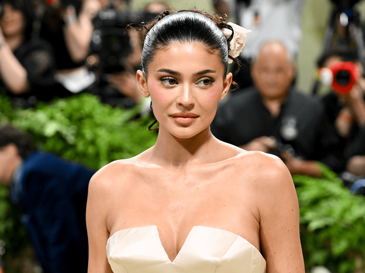 Kylie Jenner bật khóc khi bị chỉ trích vì lạm dụng dao kéo