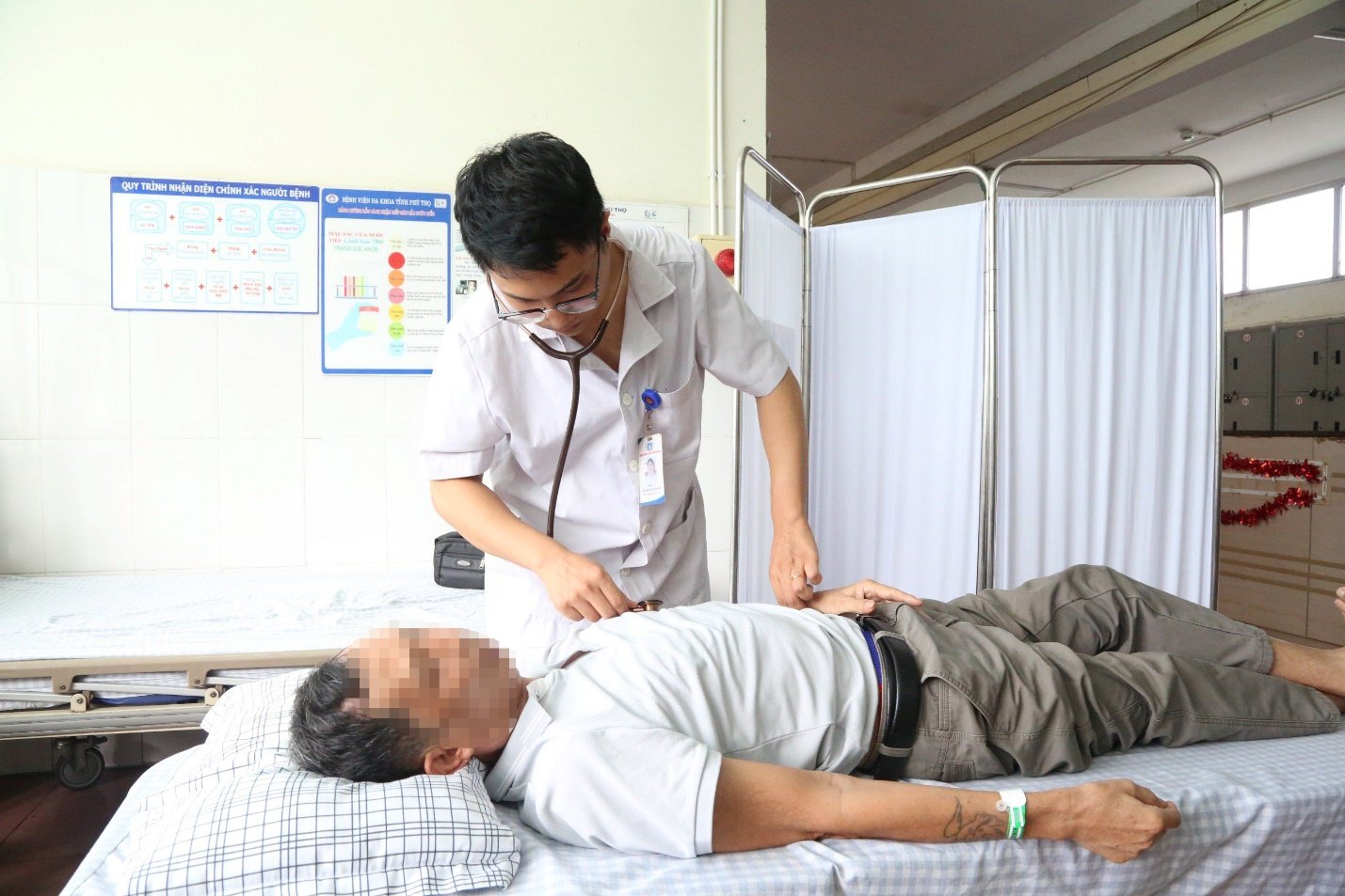 Ăn xúc xích ven đường, thanh niên ngộ độc nặng, phải nhập viện- Ảnh 1.
