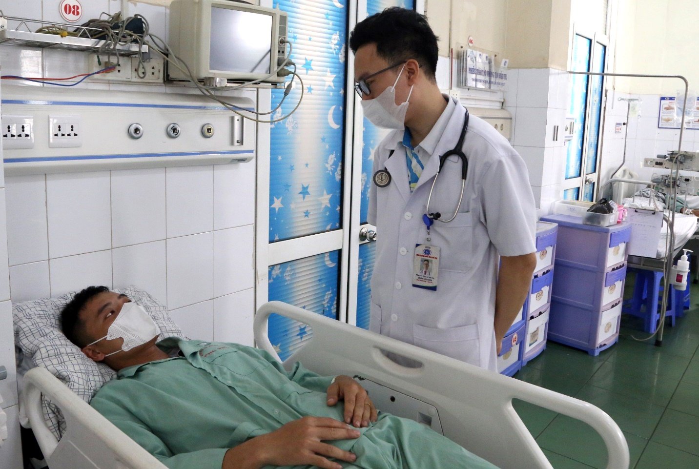 Ăn xúc xích ven đường, thanh niên ngộ độc nặng, phải nhập viện- Ảnh 2.