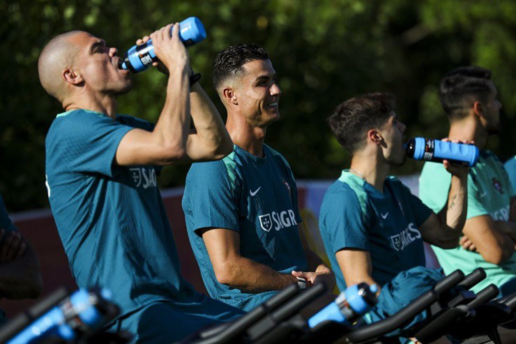 Ronaldo và Bồ Đào Nha được “thưởng nóng” trong đêm bằng... nửa kia- Ảnh 2.
