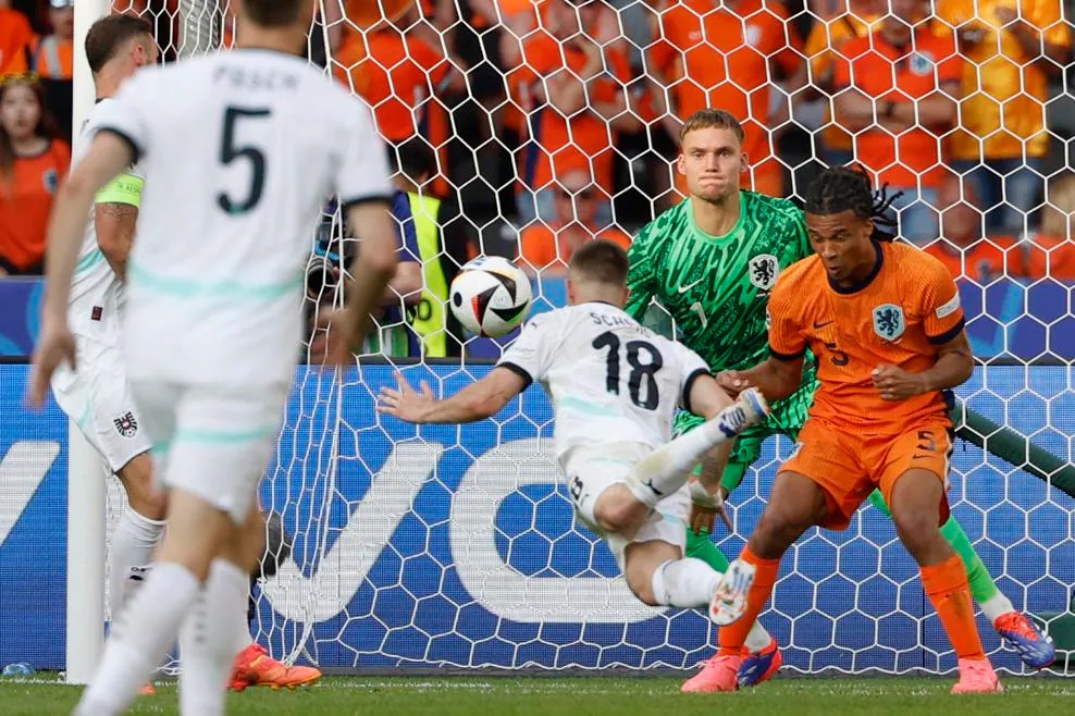 Kết quả Hà Lan vs Áo: "Toà tháp" van Dijk mắc lỗi, VAR cũng không cứu nổi Hà Lan- Ảnh 4.