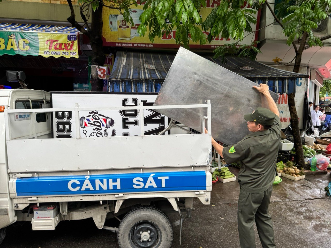 Quận Hà Đông, Hà Nội ra quân xử lý vi phạm trật tự đô thị - Ảnh 2.