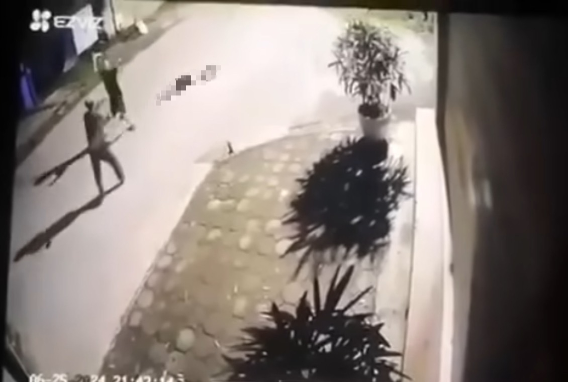 Người đàn ông dùng dao quắm chém bố và anh trai trọng thương ở Hà Nội- Ảnh 1.