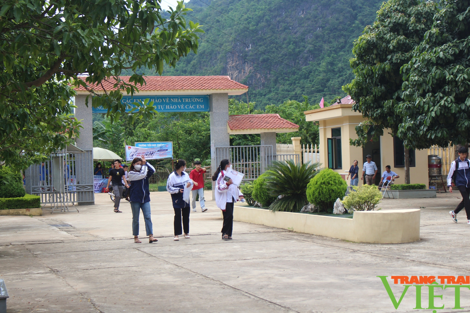 Sơn La: Các thí sinh đến 35 điểm thi làm thủ tục tham dự kỳ thi tốt nghiệp THPT- Ảnh 1.