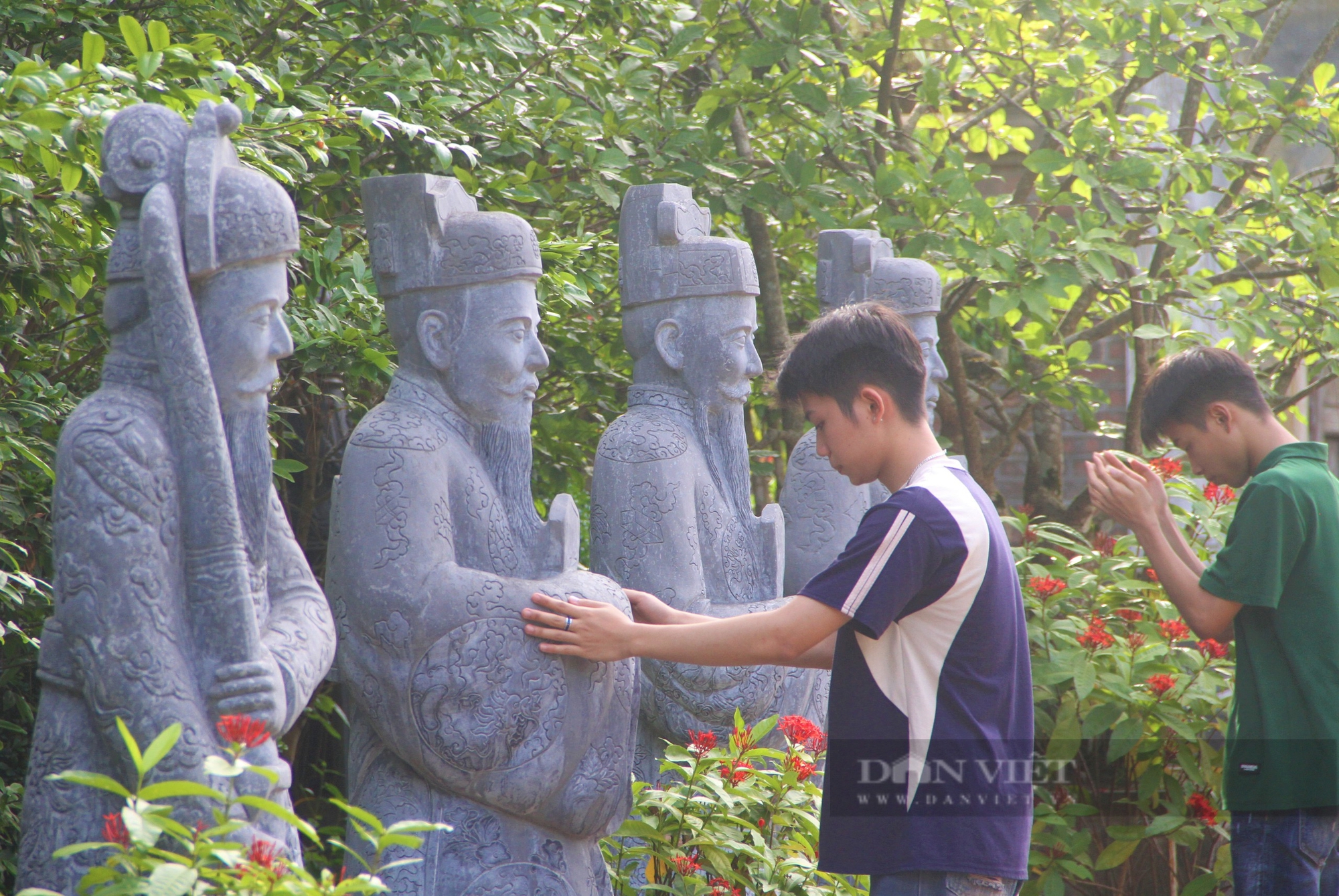 Trước "giờ G" sĩ tử Nghệ An lên ngọn núi thiêng dâng hương, chạm vào tượng quan văn, quan võ cầu may- Ảnh 1.