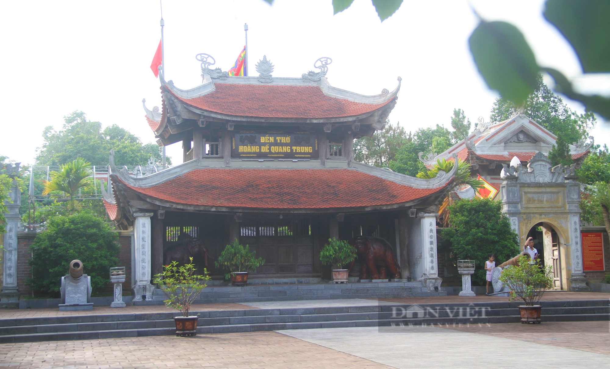 Trước "giờ G" sĩ tử Nghệ An lên ngọn núi thiêng dâng hương, chạm vào tượng quan văn, quan võ cầu may- Ảnh 2.