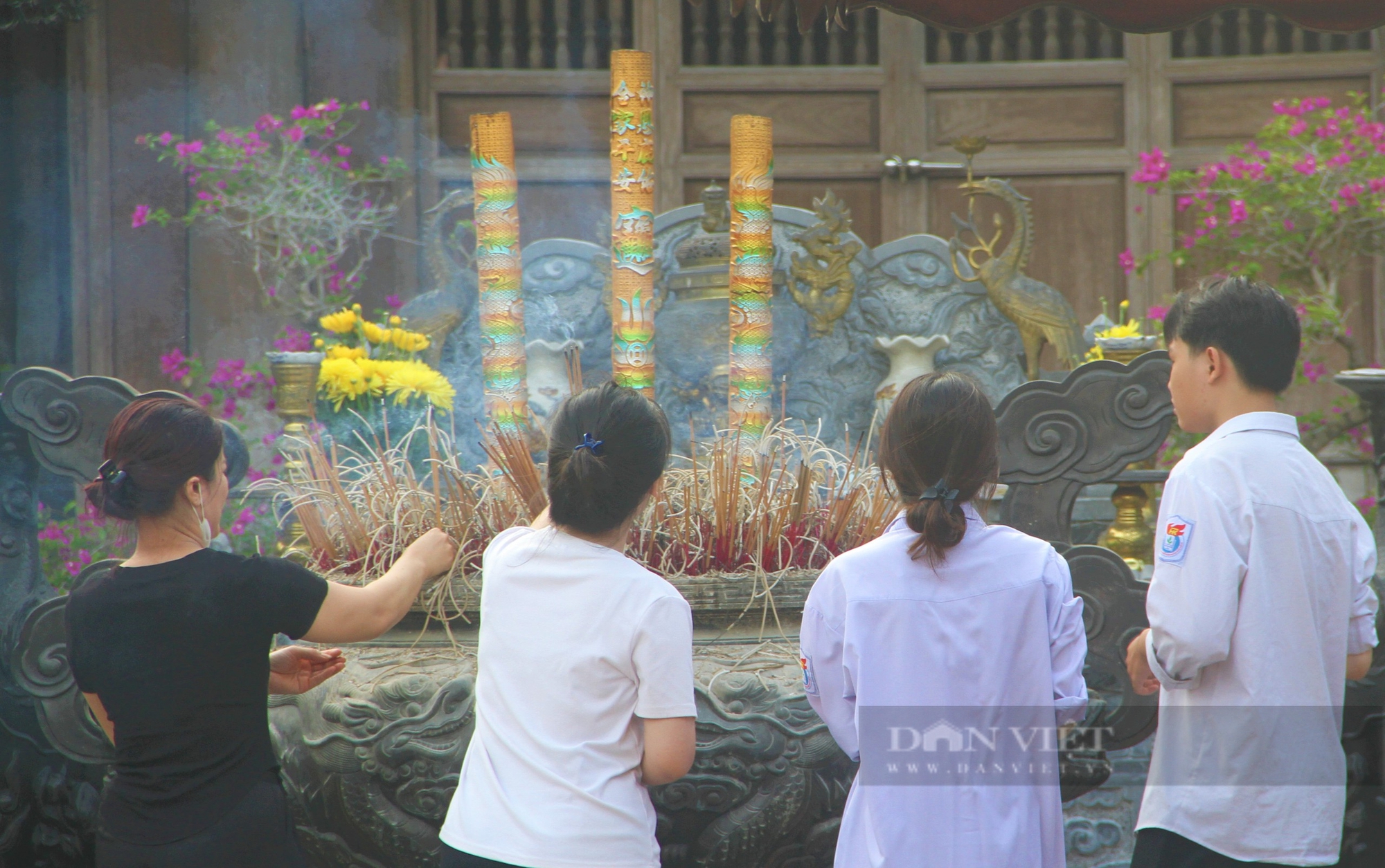 Trước "giờ G" sĩ tử Nghệ An lên ngọn núi thiêng dâng hương, chạm vào tượng quan văn, quan võ cầu may- Ảnh 3.