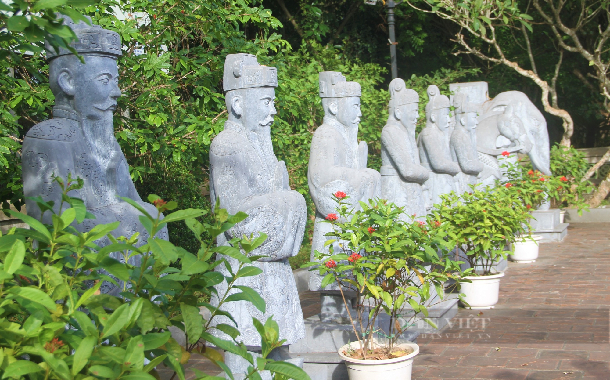 Trước "giờ G" sĩ tử Nghệ An lên ngọn núi thiêng dâng hương, chạm vào tượng quan văn, quan võ cầu may- Ảnh 4.