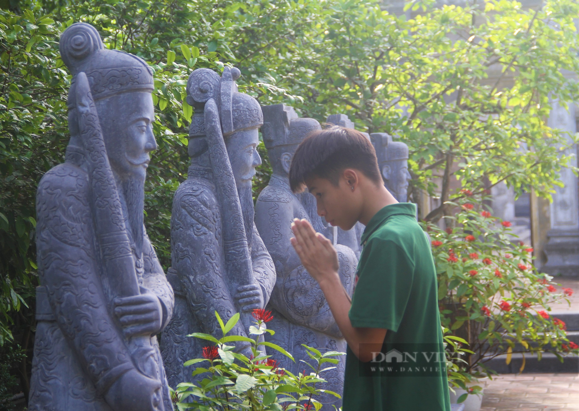 Trước "giờ G" sĩ tử Nghệ An lên ngọn núi thiêng dâng hương, chạm vào tượng quan văn, quan võ cầu may- Ảnh 5.