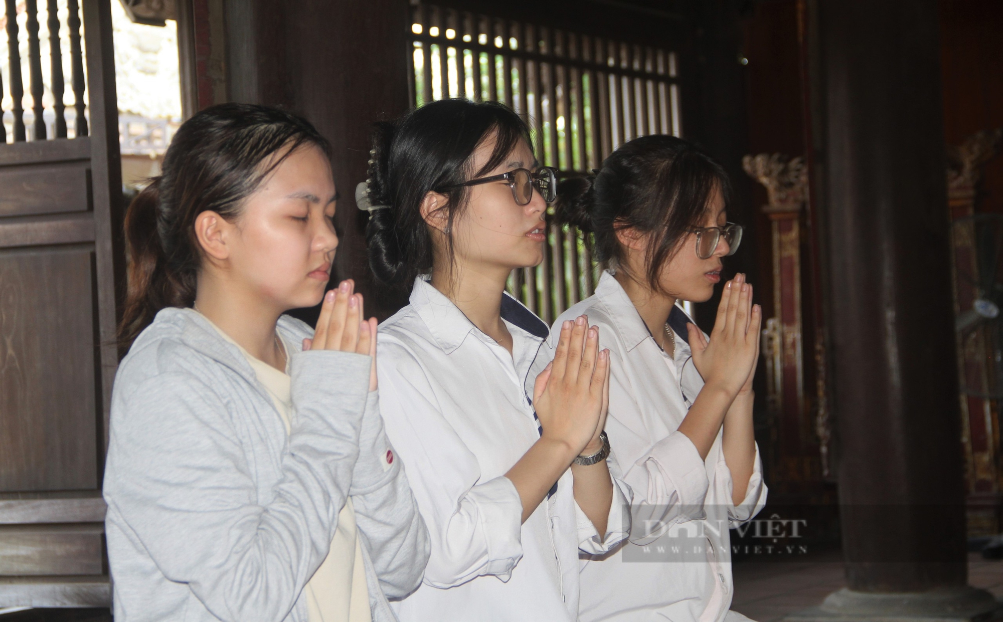 Trước "giờ G" sĩ tử Nghệ An lên ngọn núi thiêng dâng hương, chạm vào tượng quan văn, quan võ cầu may- Ảnh 6.