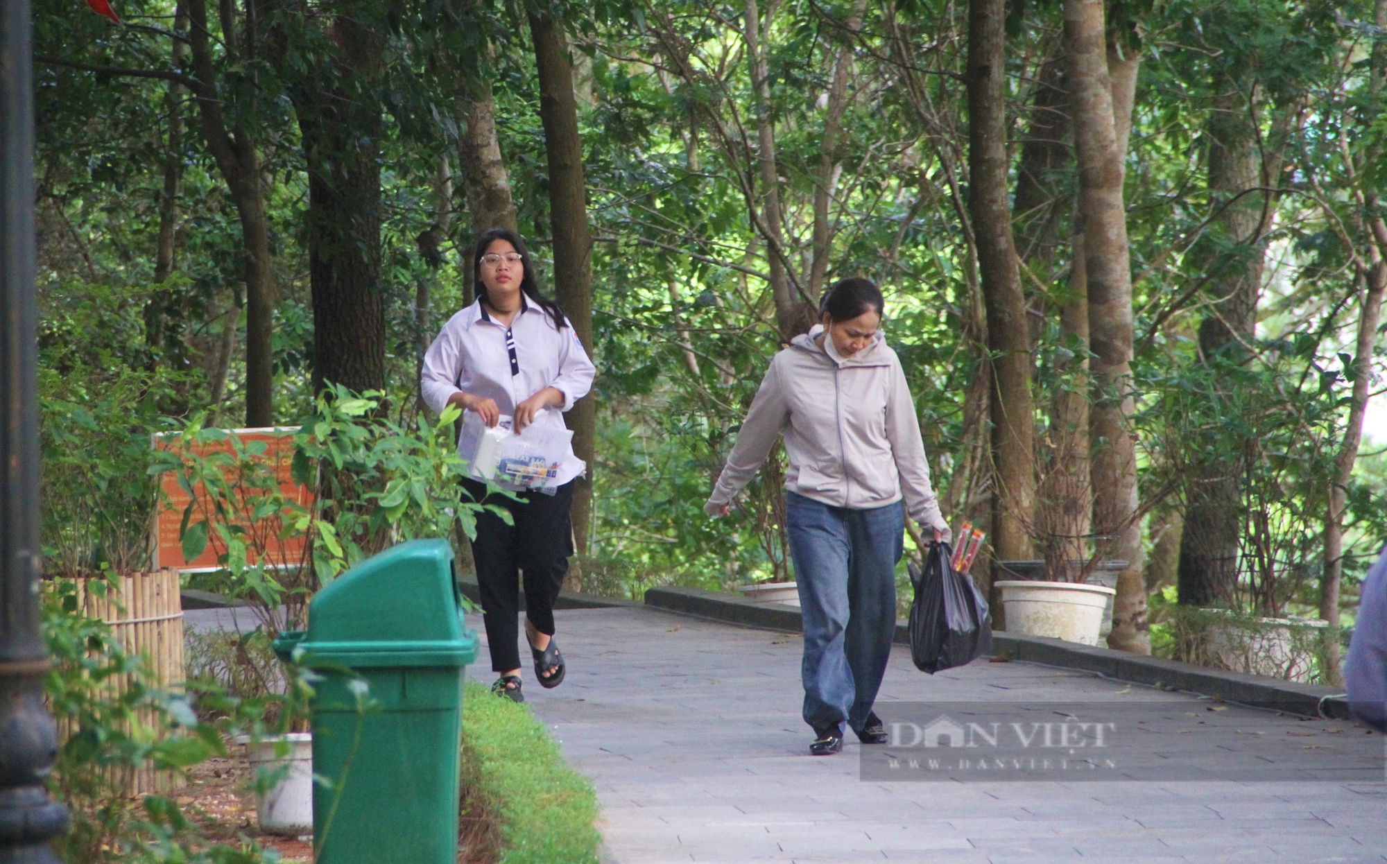 Trước "giờ G" sĩ tử Nghệ An lên ngọn núi thiêng dâng hương, chạm vào tượng quan văn, quan võ cầu may- Ảnh 7.