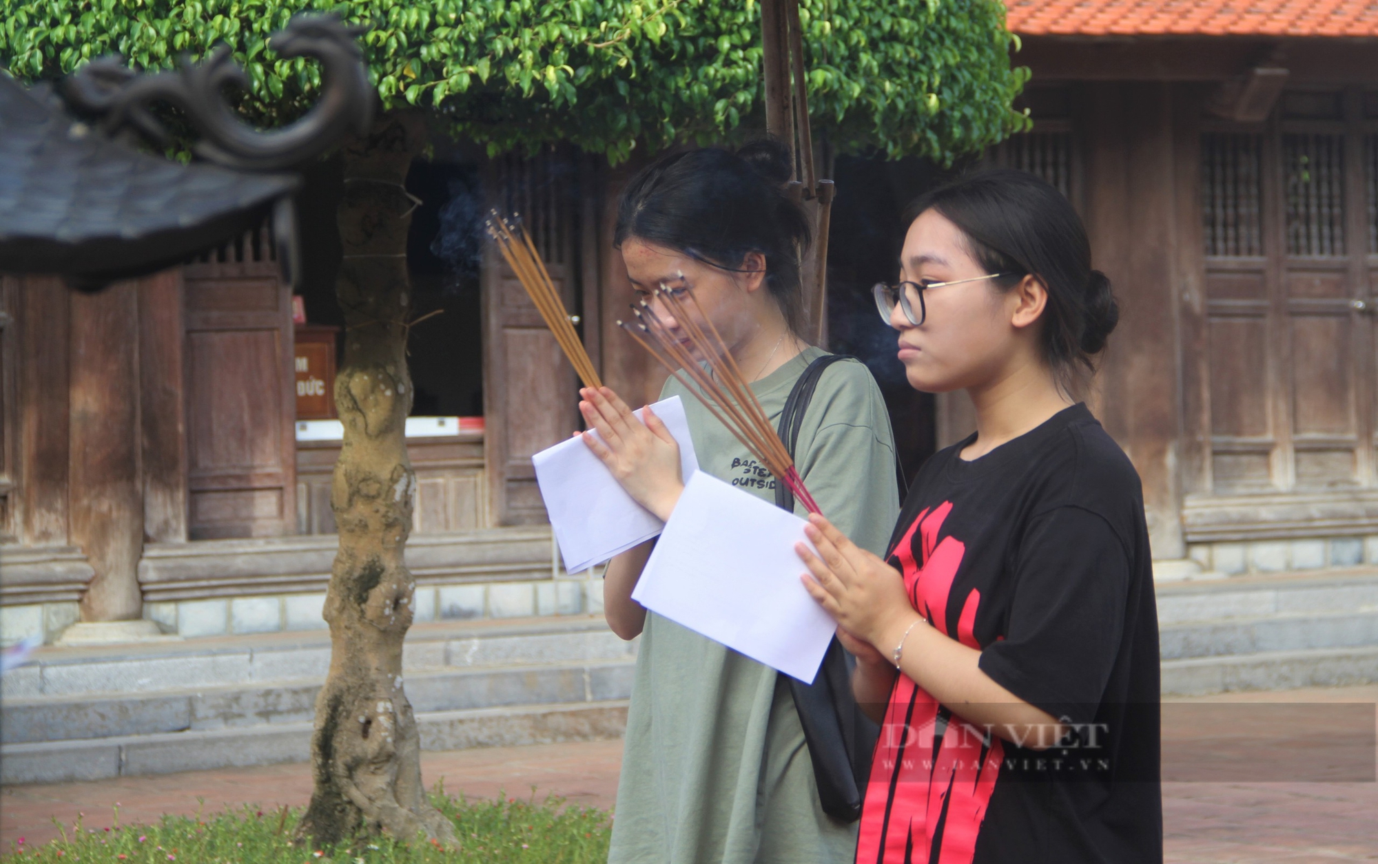Trước "giờ G" sĩ tử Nghệ An lên ngọn núi thiêng dâng hương, chạm vào tượng quan văn, quan võ cầu may- Ảnh 8.