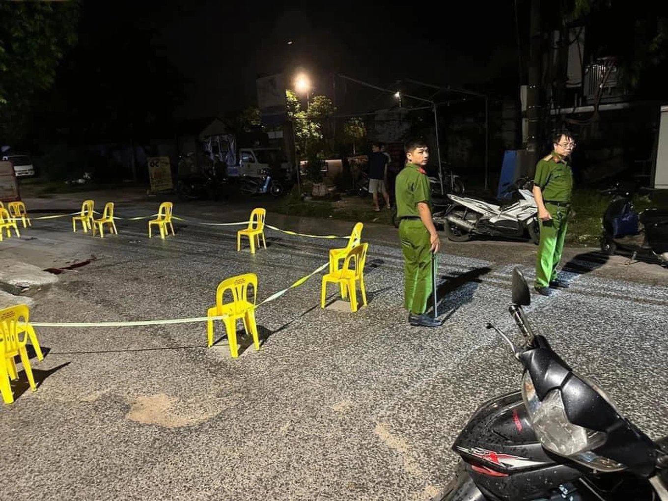 Người đàn ông dùng dao quắm chém bố và anh trai trọng thương ở Hà Nội- Ảnh 2.