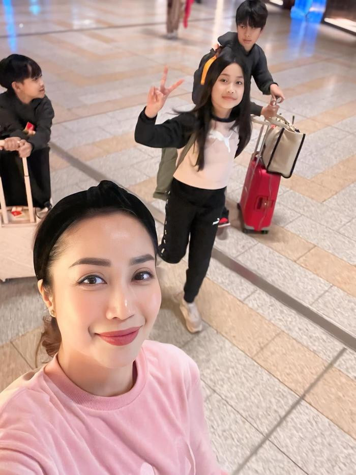 Ốc Thanh Vân đưa các con về Việt Nam sau 3 tháng nhận danh hiệu NSƯT- Ảnh 2.