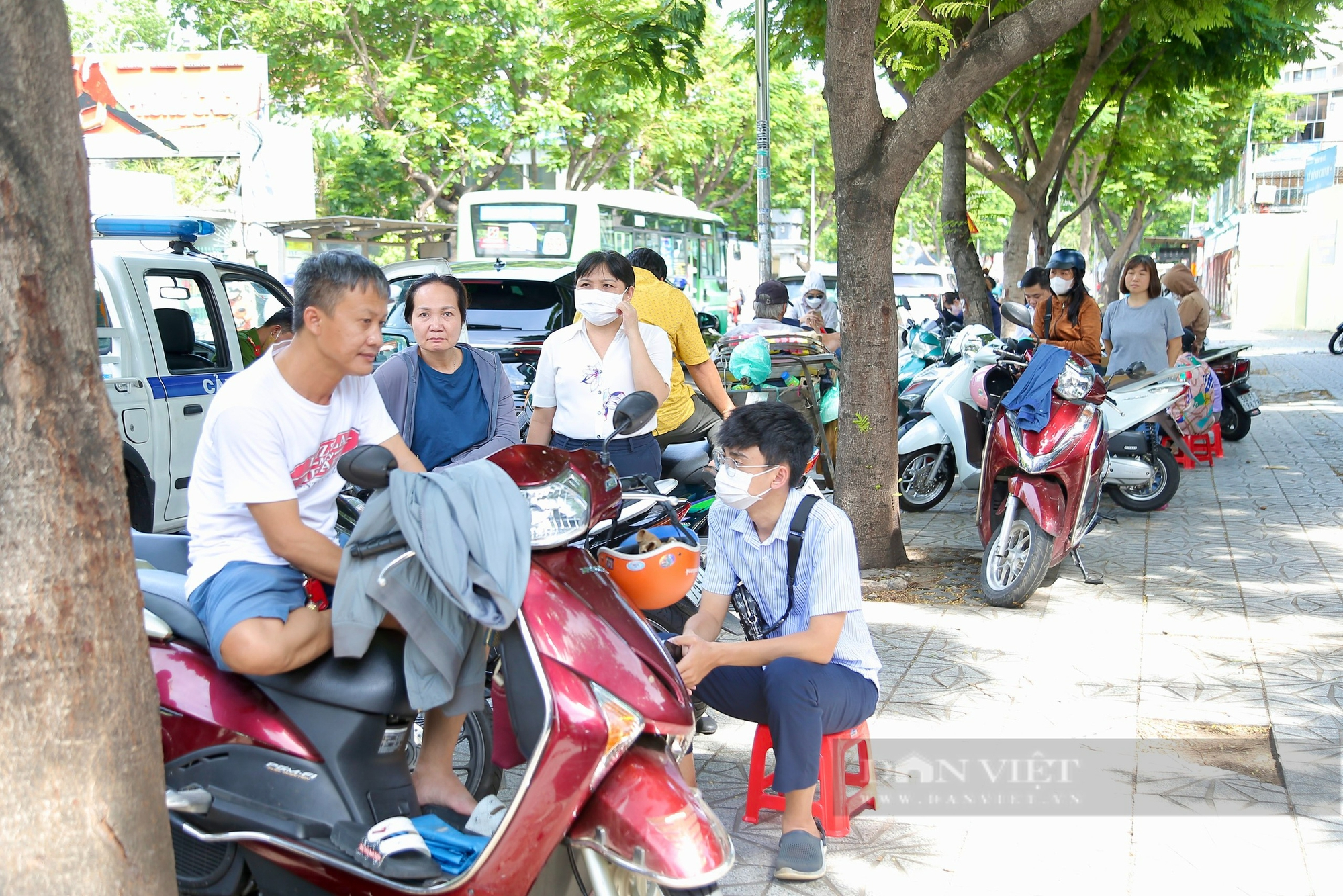 "Trúng tủ" môn Ngữ văn, các thí sinh cười tươi như hoa rời phòng thi- Ảnh 1.