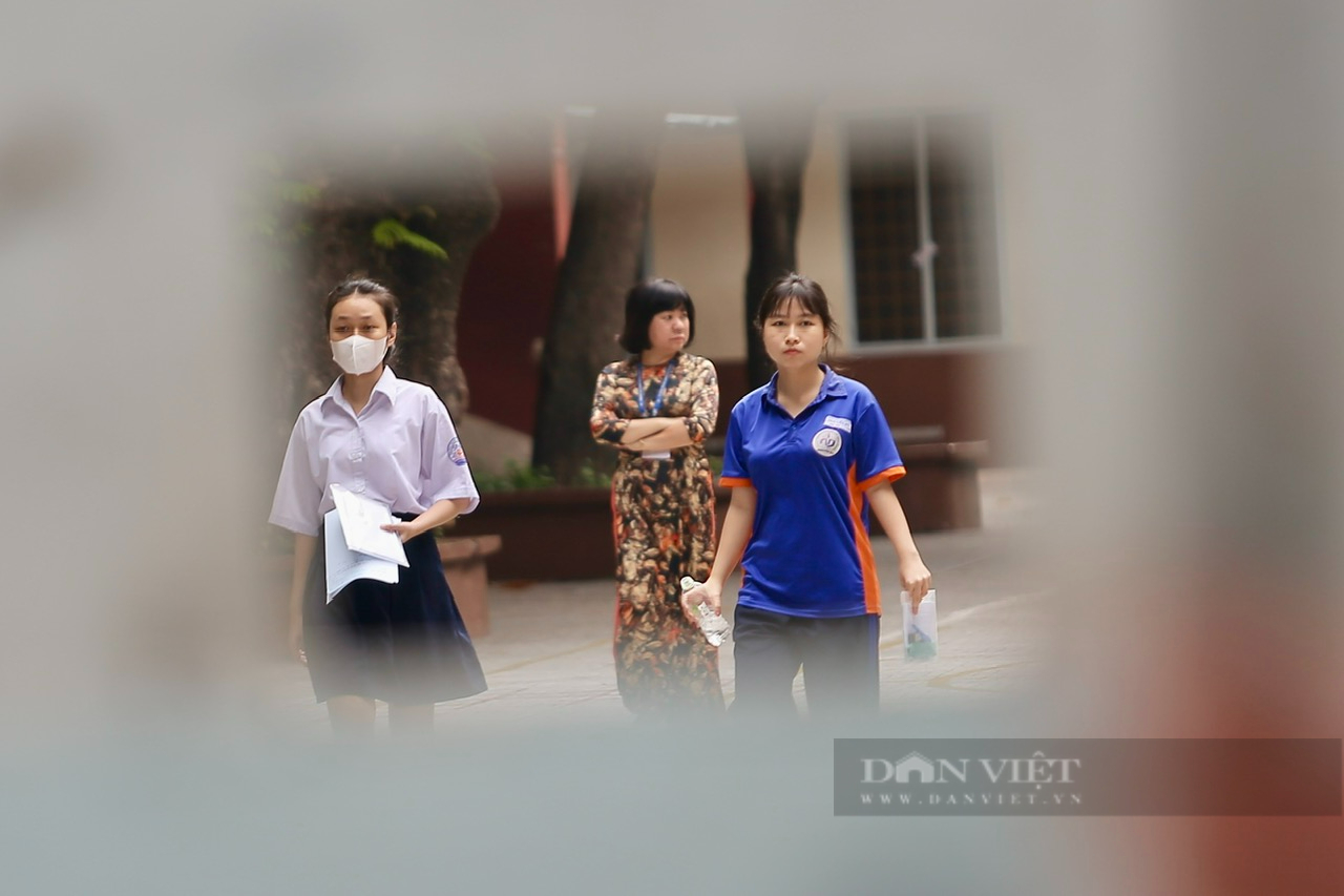 "Trúng tủ" môn Ngữ văn, các thí sinh cười tươi như hoa rời phòng thi- Ảnh 3.