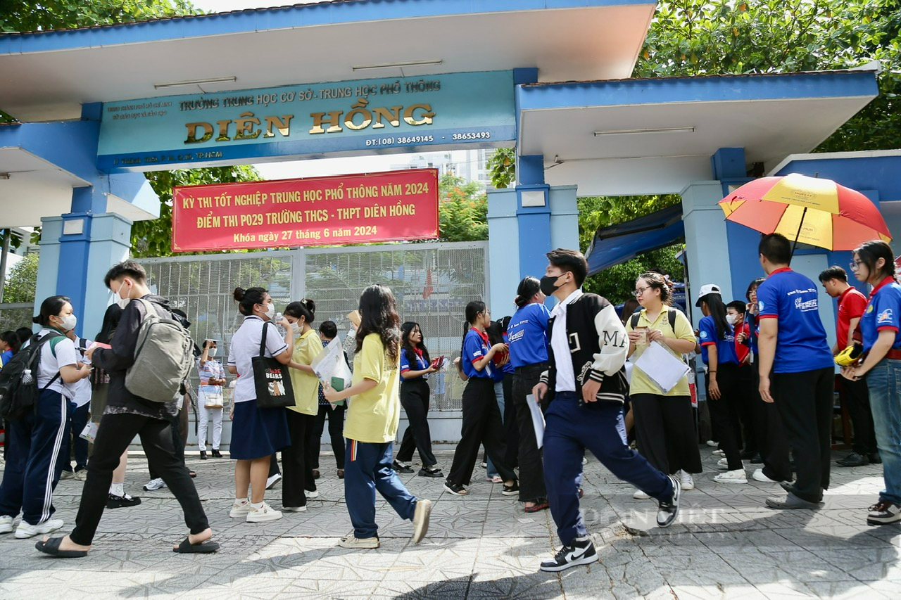 "Trúng tủ" môn Ngữ văn, các thí sinh cười tươi như hoa rời phòng thi- Ảnh 5.