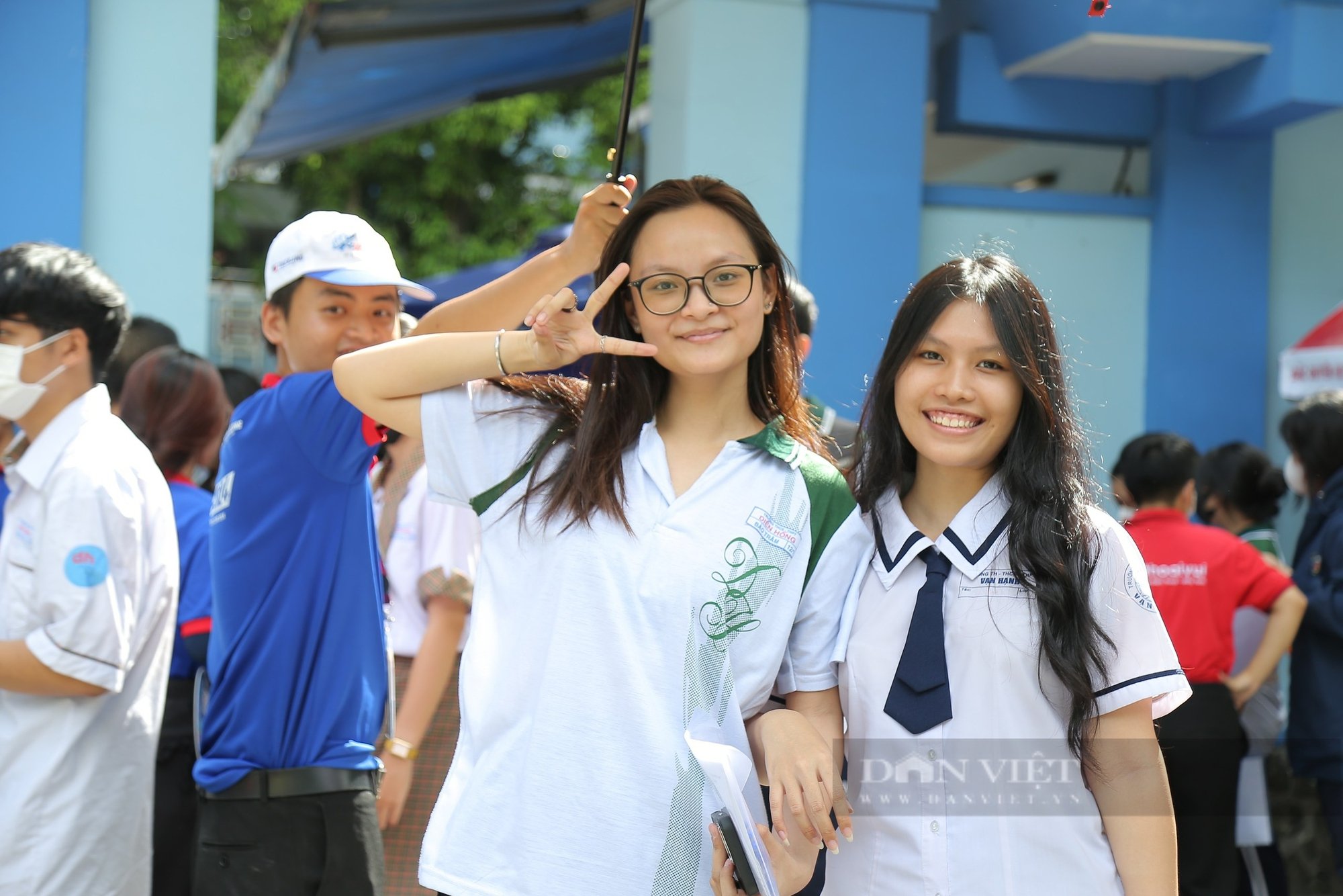 "Trúng tủ" môn Ngữ văn, các thí sinh cười tươi như hoa rời phòng thi- Ảnh 7.