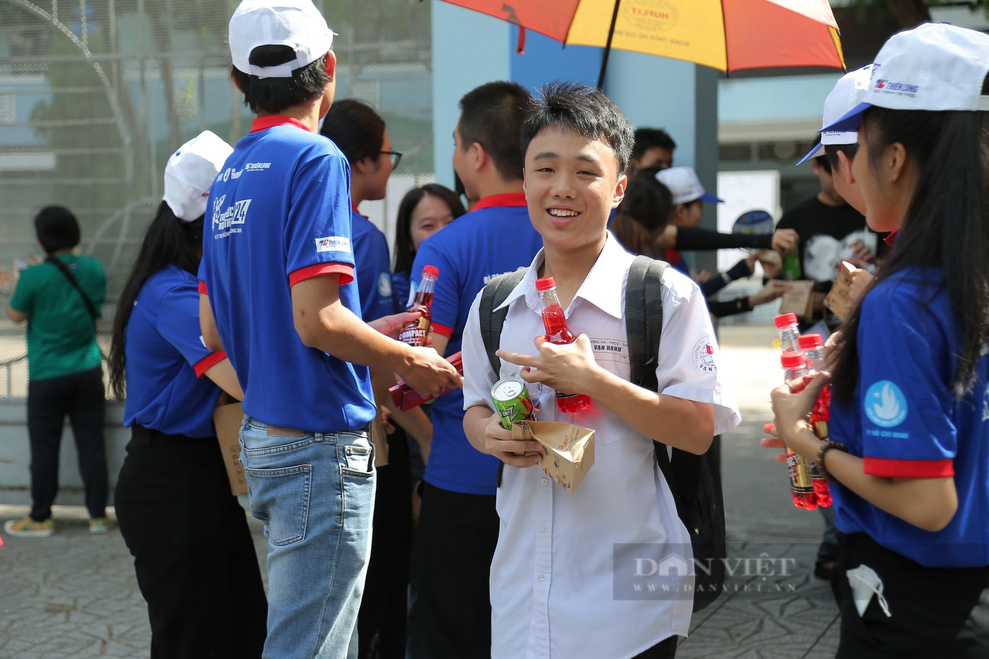 "Trúng tủ" môn Ngữ văn, các thí sinh cười tươi như hoa rời phòng thi- Ảnh 8.