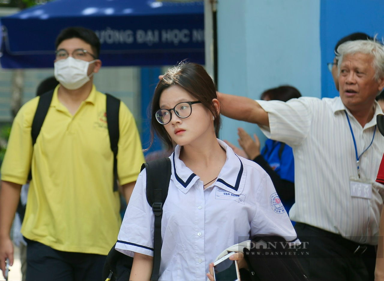 "Trúng tủ" môn Ngữ văn, các thí sinh cười tươi như hoa rời phòng thi- Ảnh 9.