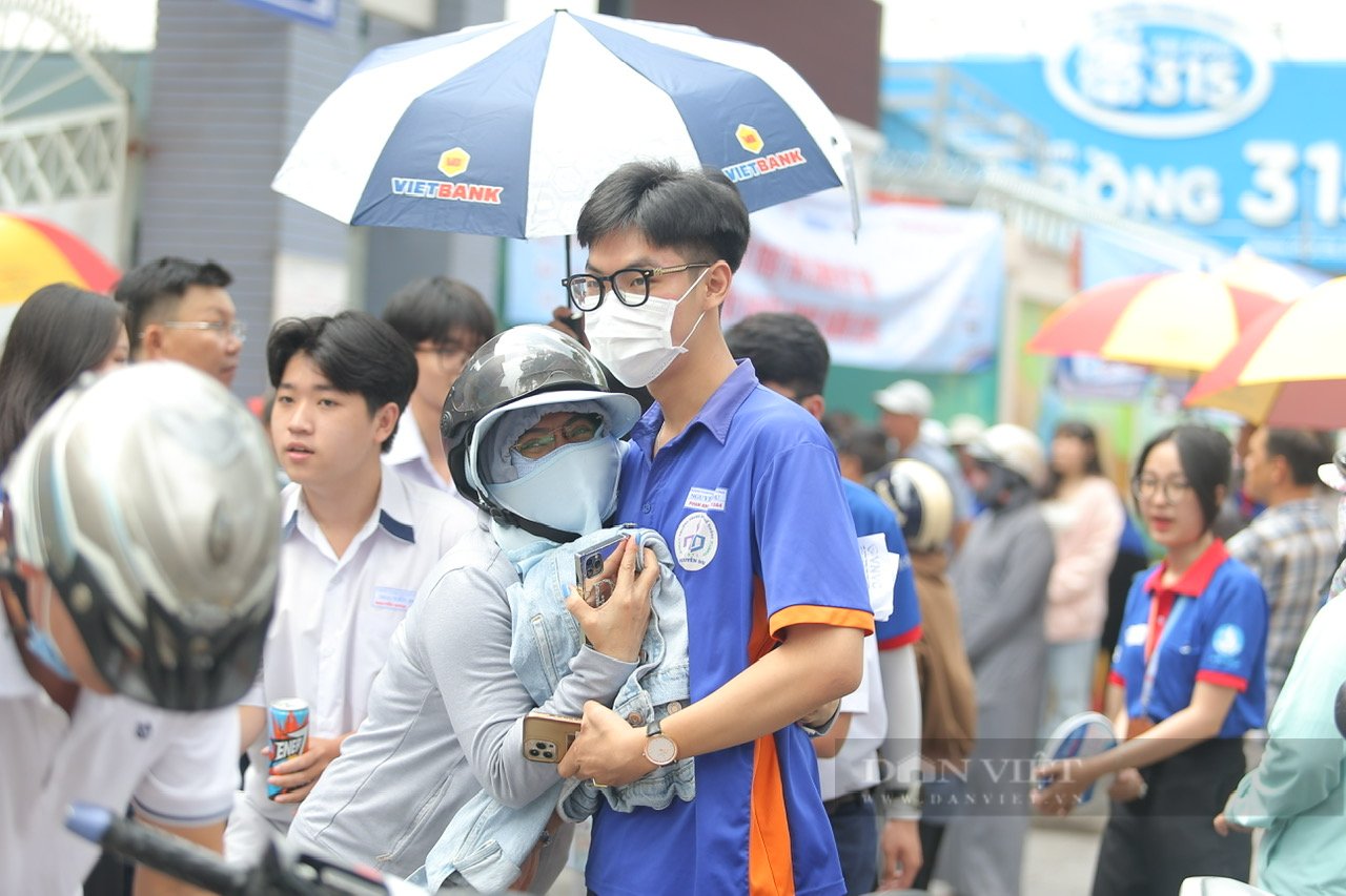 "Trúng tủ" môn Ngữ văn, các thí sinh cười tươi như hoa rời phòng thi- Ảnh 10.