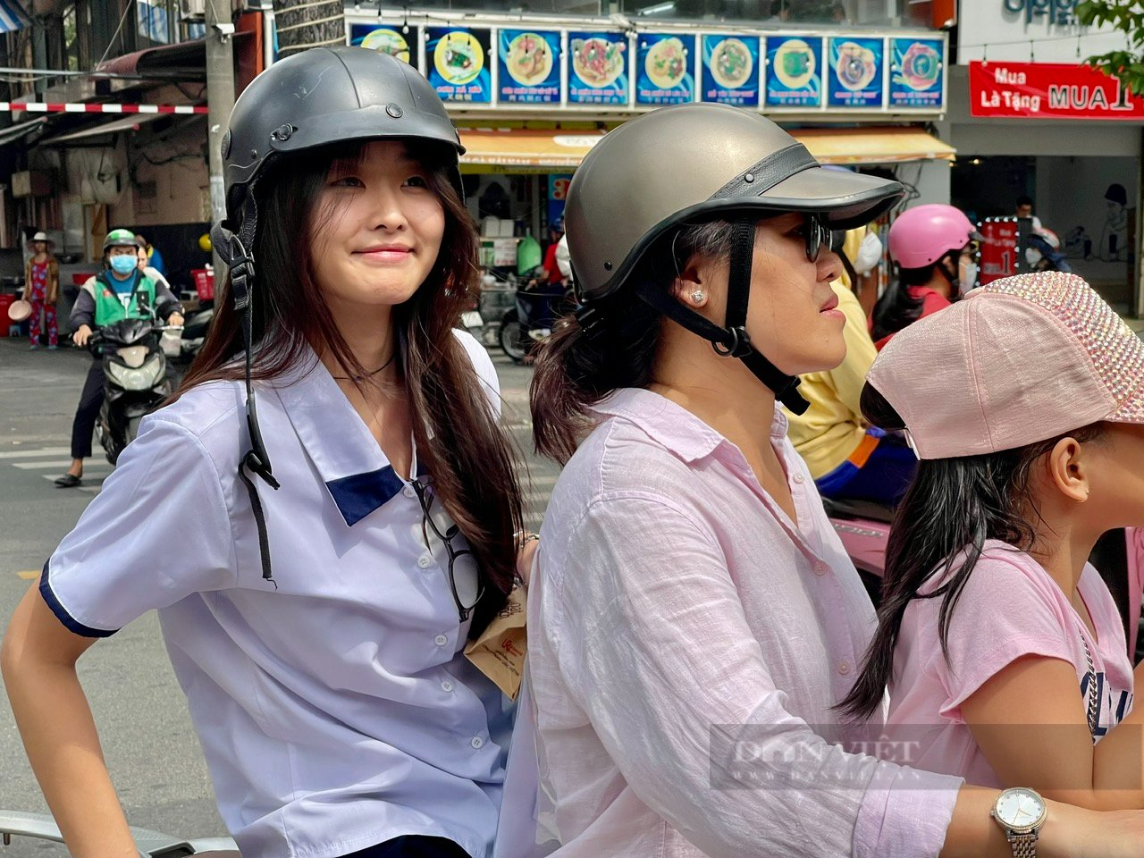 "Trúng tủ" môn Ngữ văn, các thí sinh cười tươi như hoa rời phòng thi- Ảnh 13.