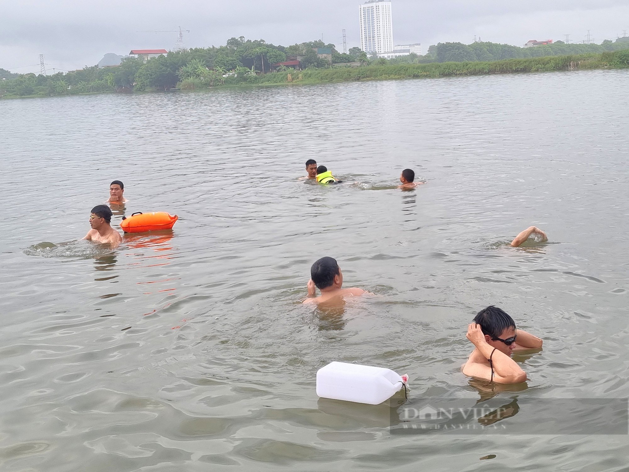 Ninh Bình: Hồ Núi Lớ cắm biển cấm, hàng chục người vẫn nhảy xuống tắm- Ảnh 5.