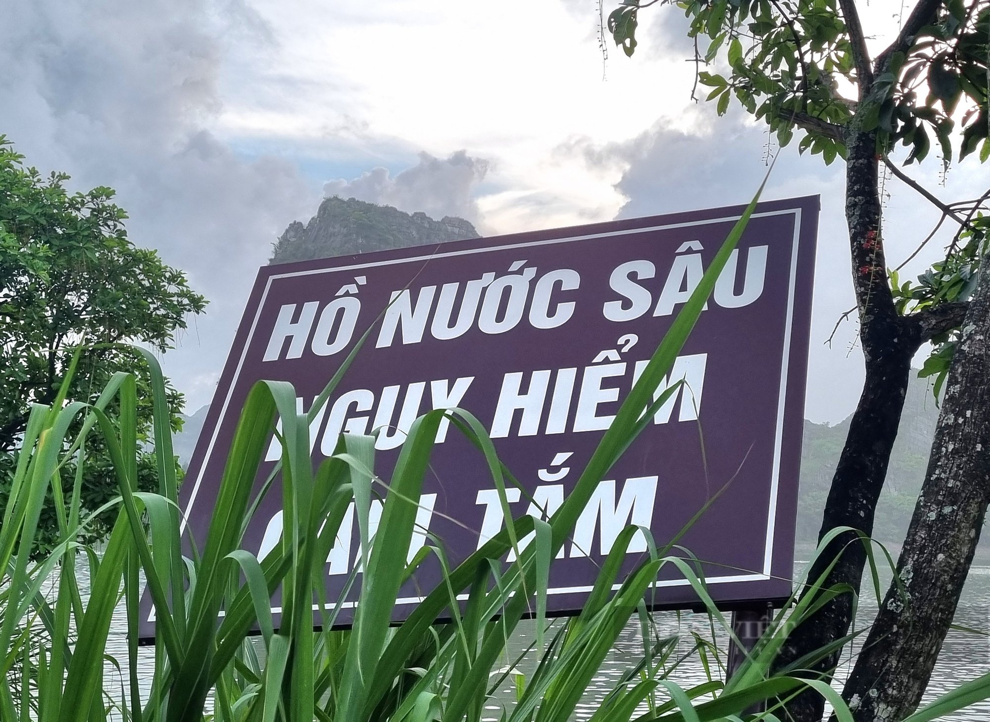 Ninh Bình: Hồ Núi Lớ cắm biển cấm, hàng chục người vẫn nhảy xuống tắm- Ảnh 7.